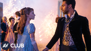 Phoebe Dynevor and Rege-Jean Page on <i>Bridgerton</i>'s "raunchy" Daphne and The Duke